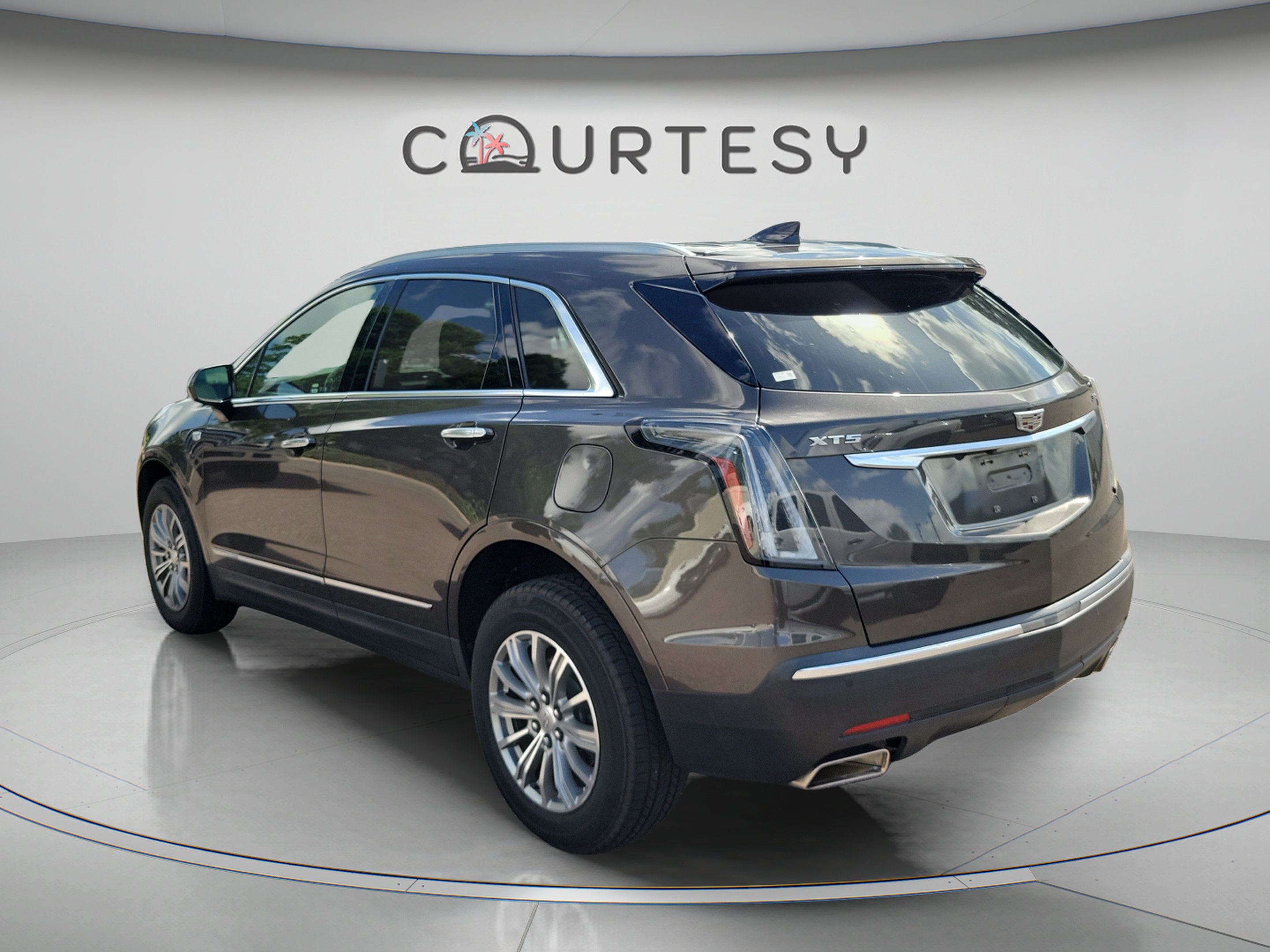 Used 2019 Cadillac XT5 Luxury FWD image 2