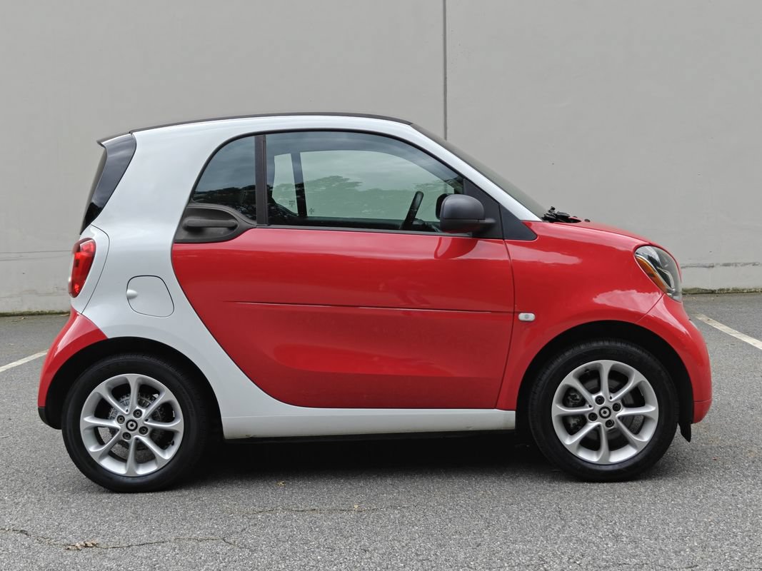Used 2017 smart fortwo pure RWD image 2