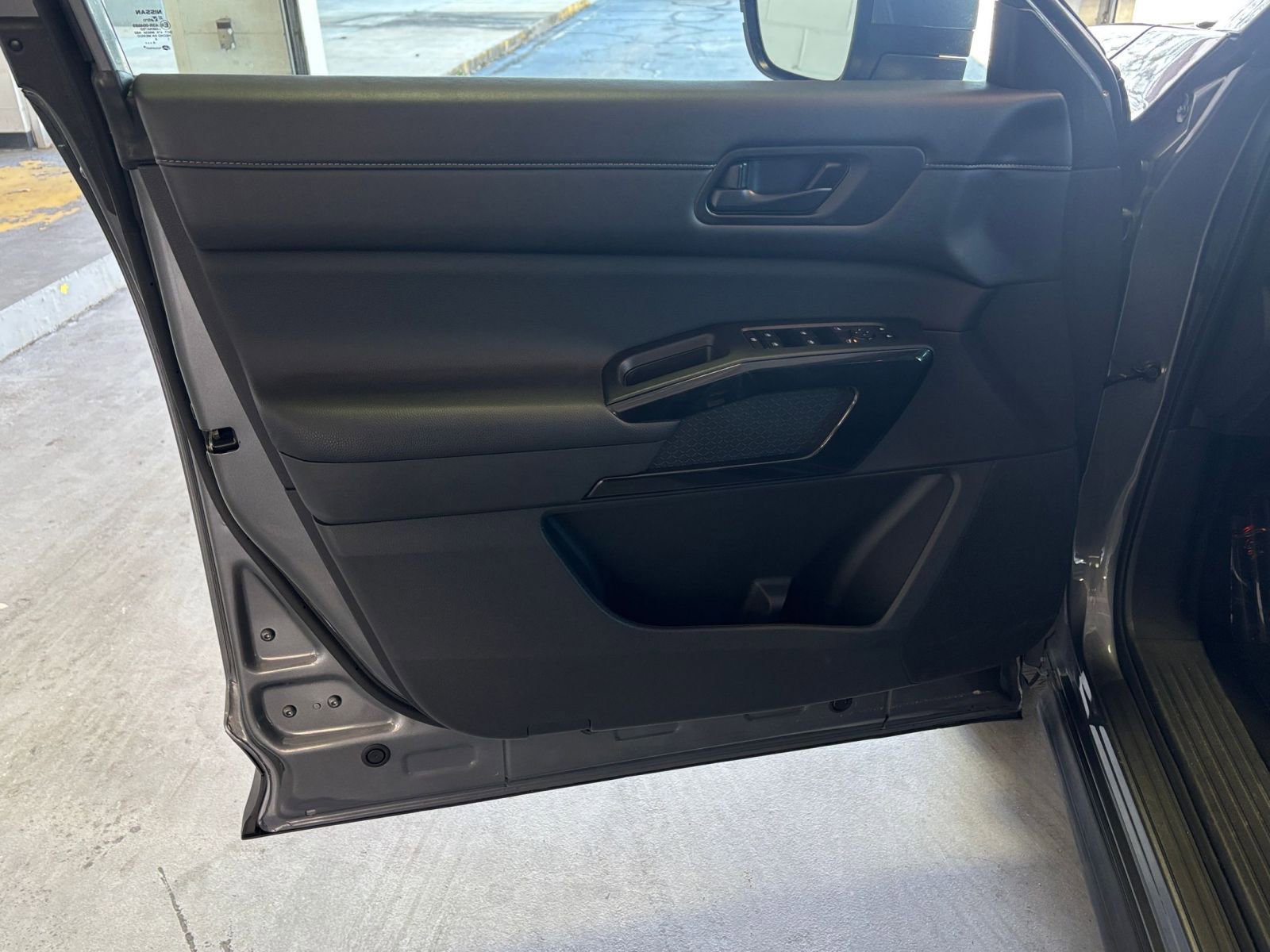 Used 2025 Nissan Pathfinder SV image 25