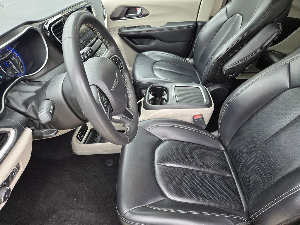 Used 2023 Chrysler Pacifica Touring-L FWD image 18