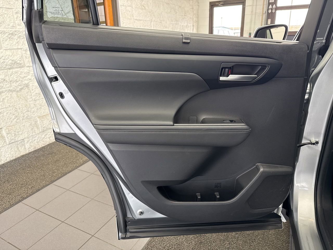 Used 2023 Toyota Highlander XLE image 43