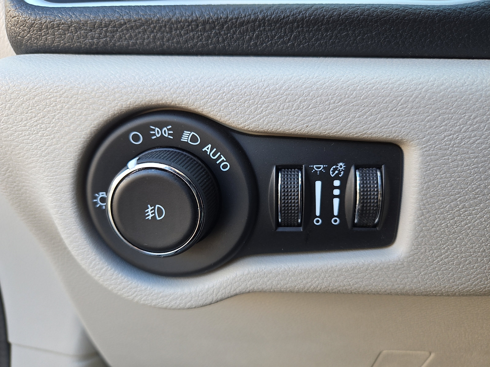 Used 2023 Chrysler Pacifica Touring-L AWD/4WD image 23