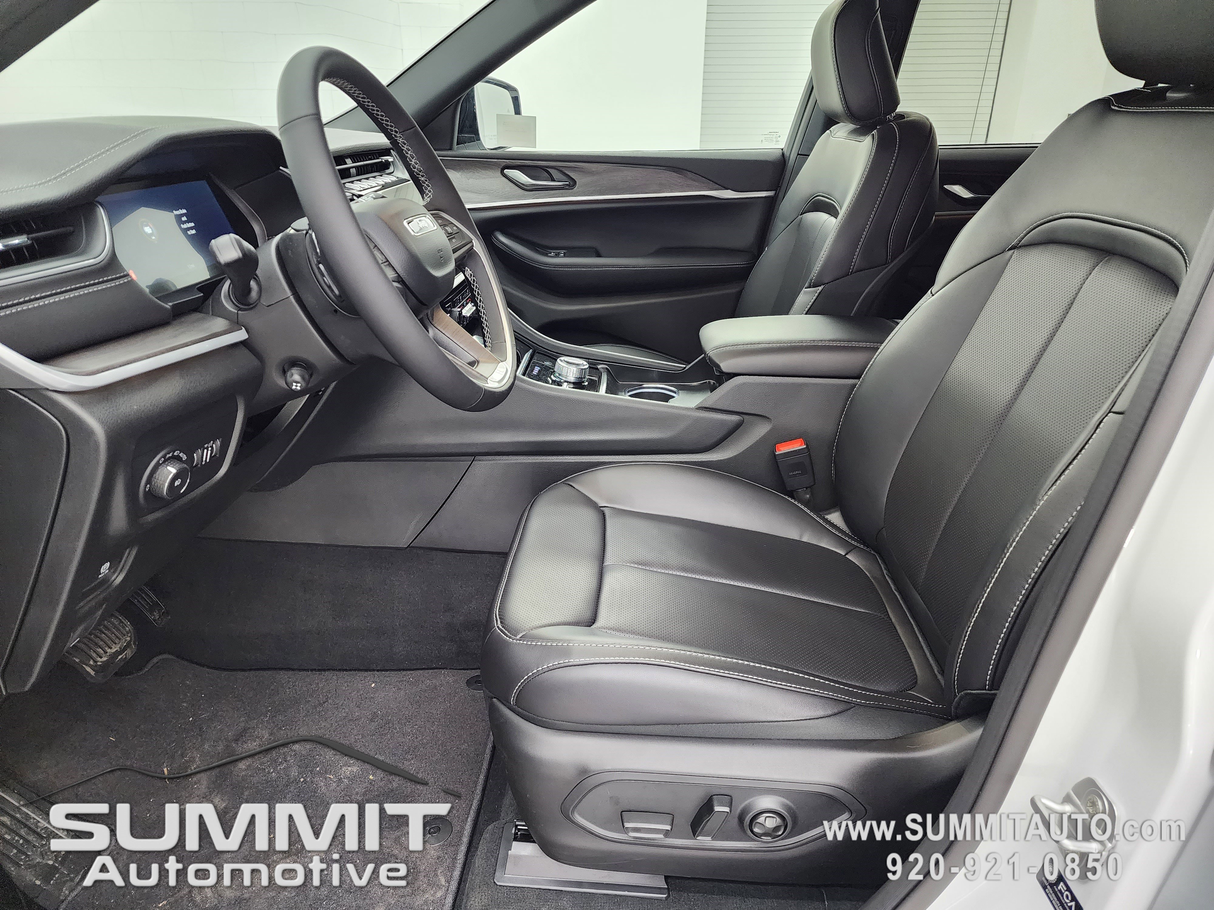 New 2025 Jeep Grand Cherokee Limited w/ Luxury Tech Group II image 8