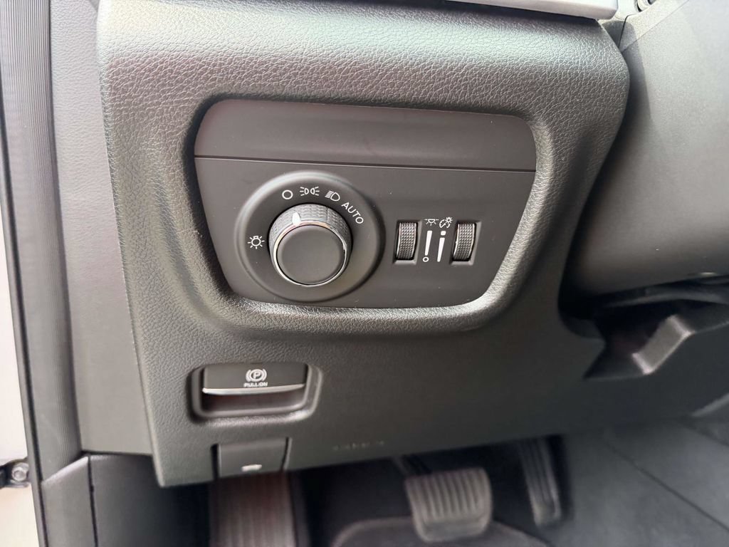 Used 2025 Jeep Grand Cherokee Laredo X AWD/4WD image 28