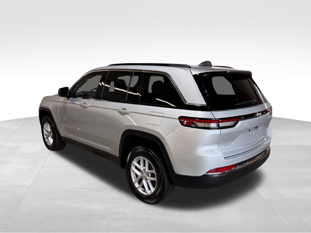 Used 2025 Jeep Grand Cherokee Laredo X AWD/4WD image 3