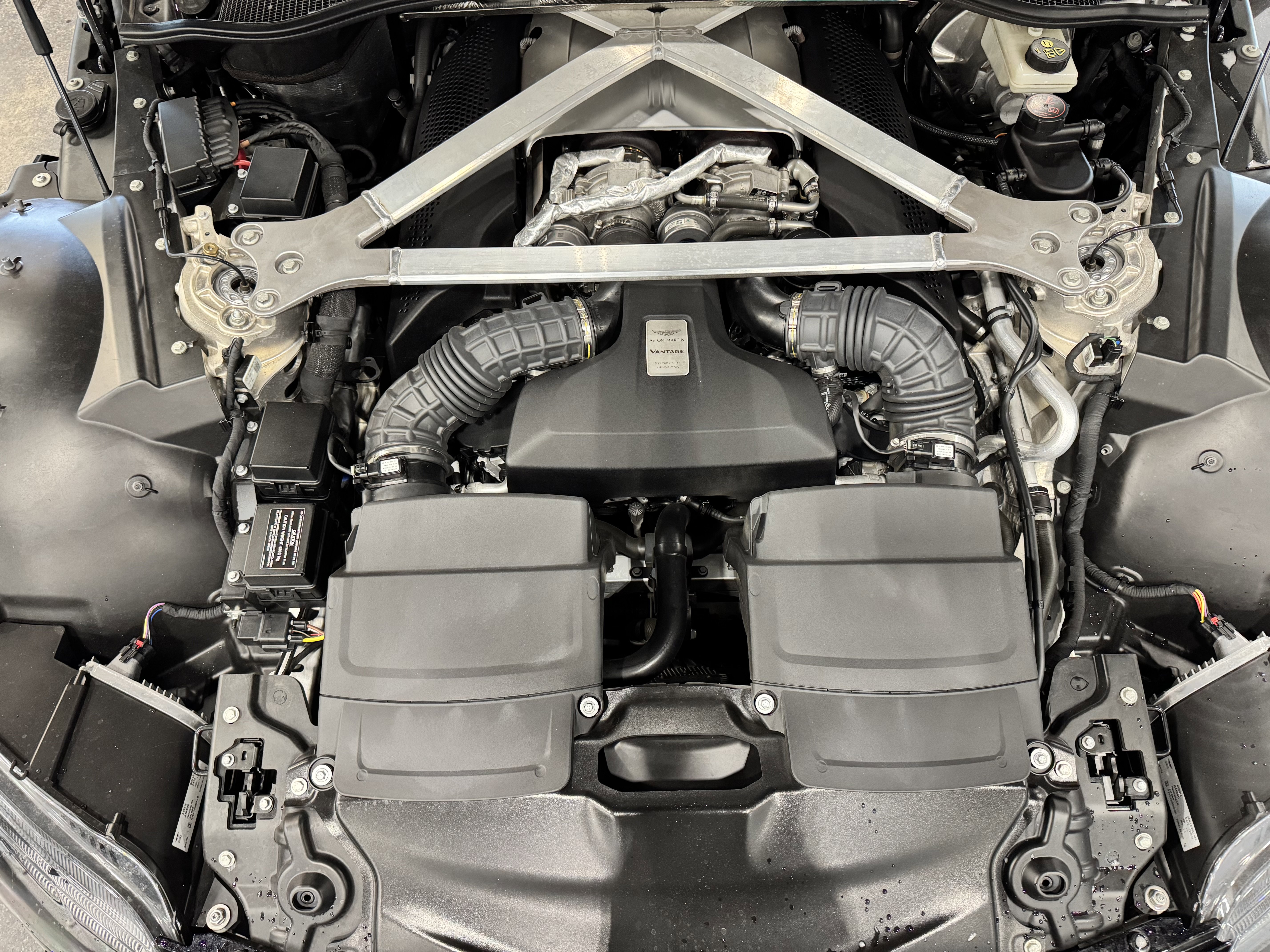 Used 2020 Aston Martin V8 Vantage Coupe image 32