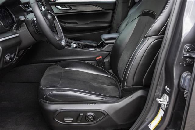 Used 2023 Jeep Grand Cherokee Altitude image 11