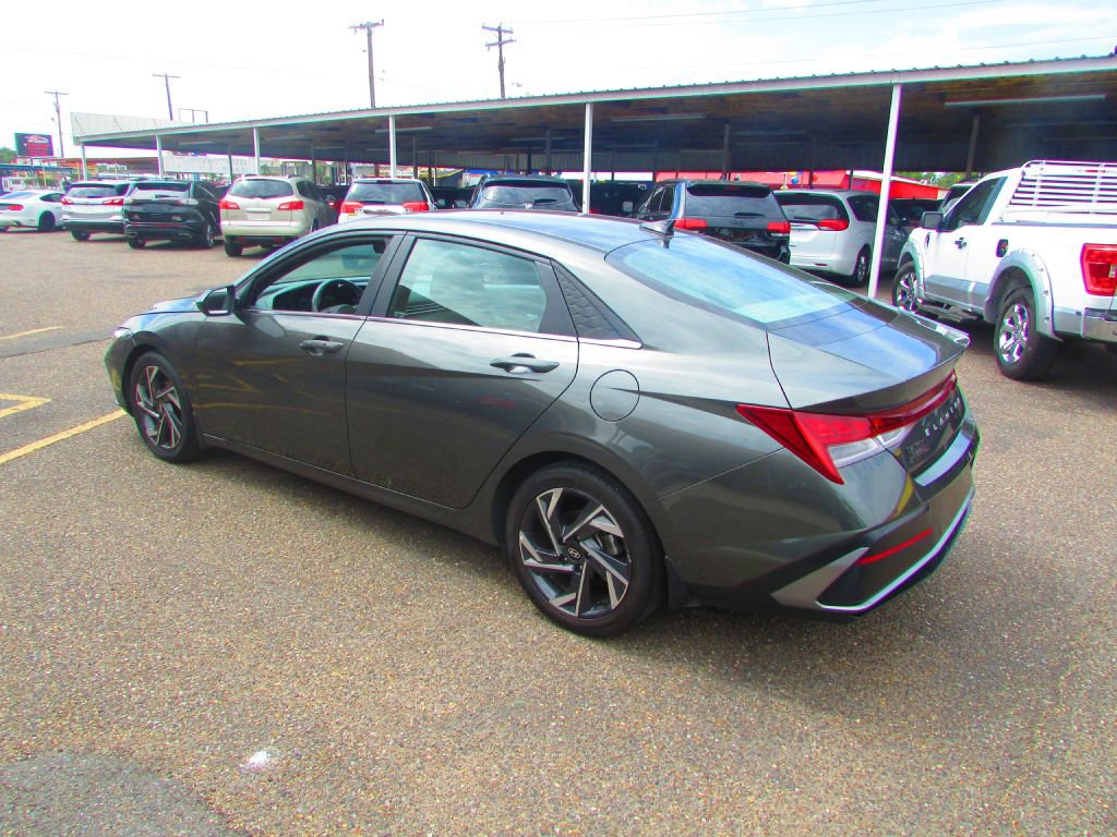 Used 2024 Hyundai Elantra SEL w/ Convenience Package image 9