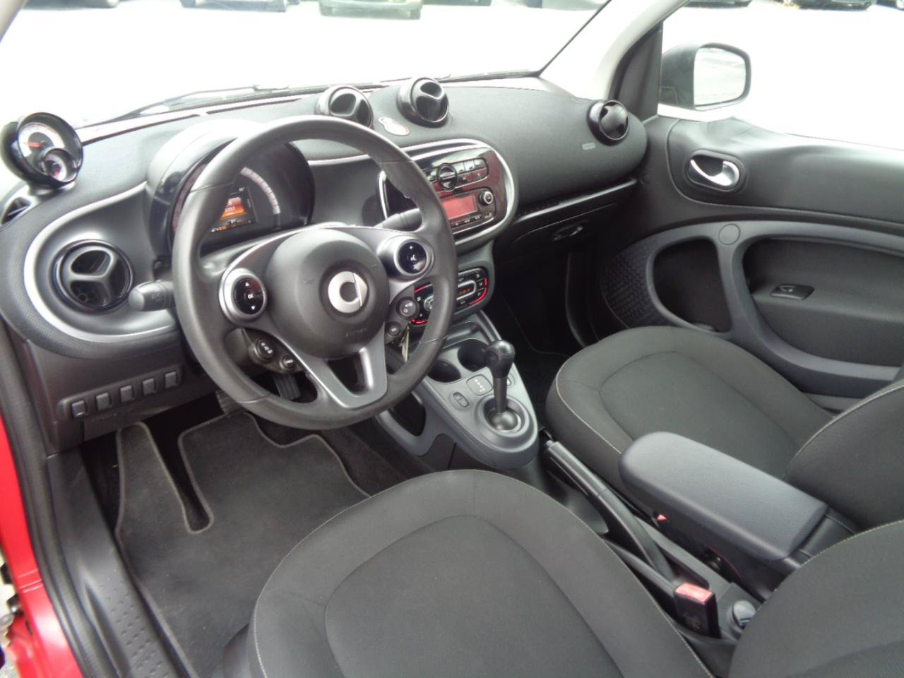 Used 2017 smart fortwo passion RWD image 6