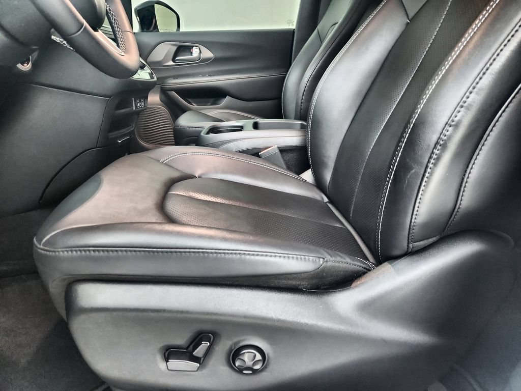 Used 2025 Chrysler Pacifica Select AWD/4WD image 22