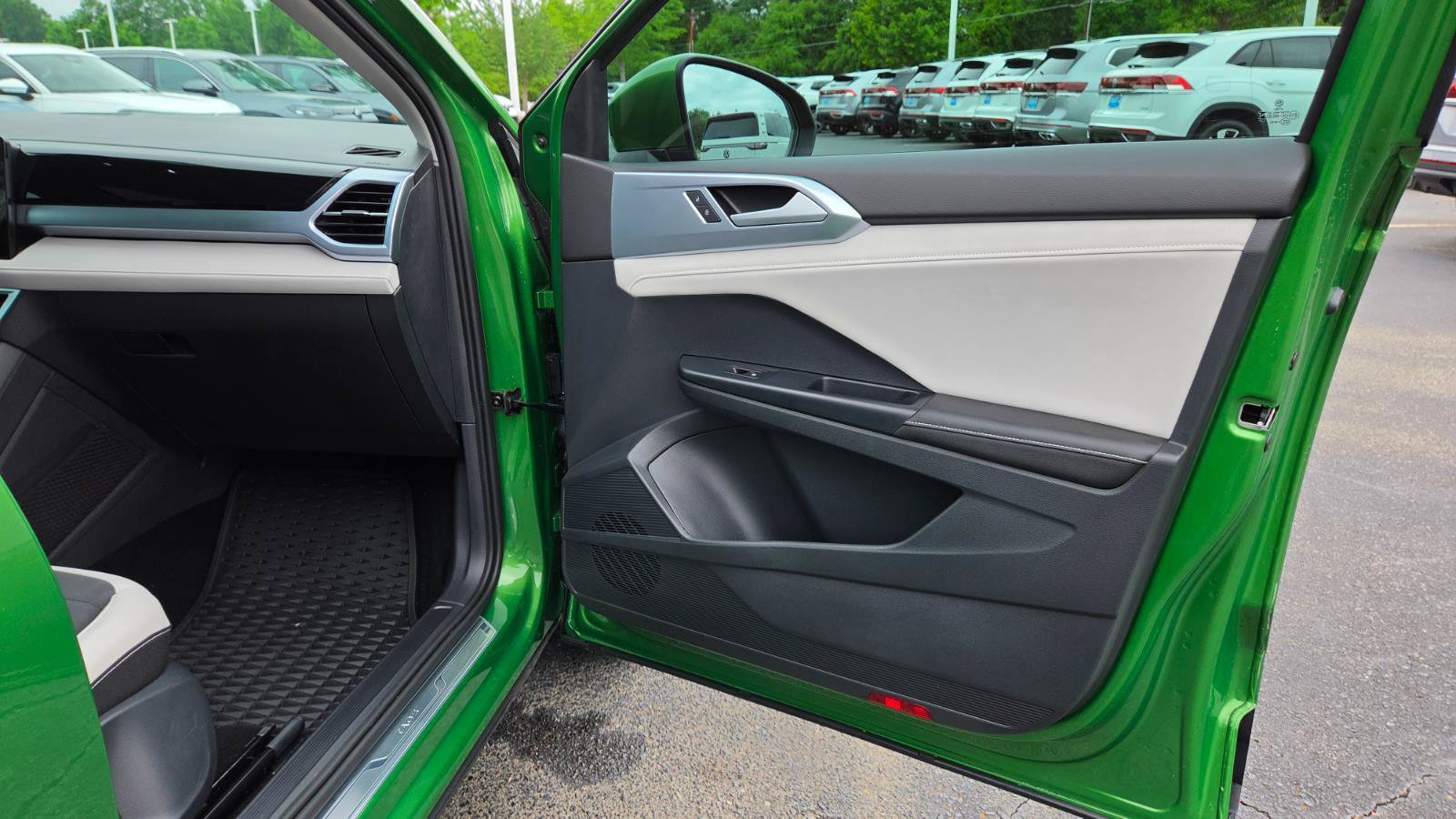 Certified 2025 Volkswagen Taos SE w/ Panoramic Sunroof Package FWD image 44