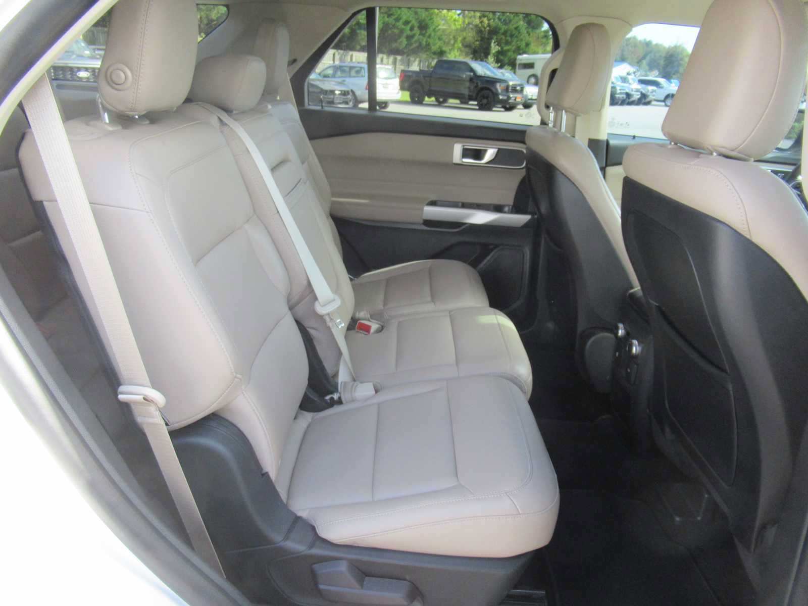 Used 2020 Ford Explorer XLT w/ Equipment Group 202A AWD/4WD image 23