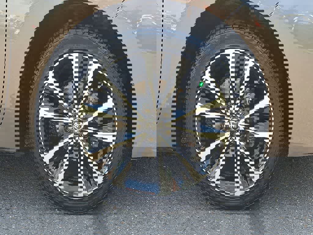 Used 2017 Toyota Corolla SE w/ SE Premium Package FWD image 26