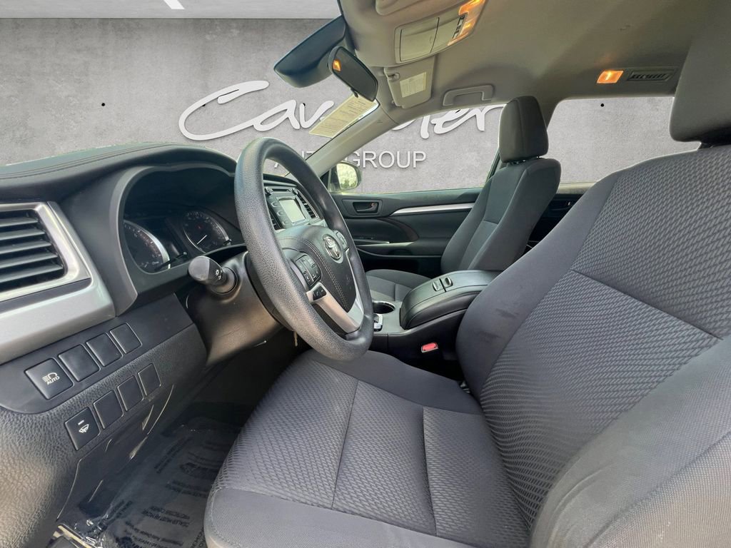 Used 2017 Toyota Highlander LE FWD image 19