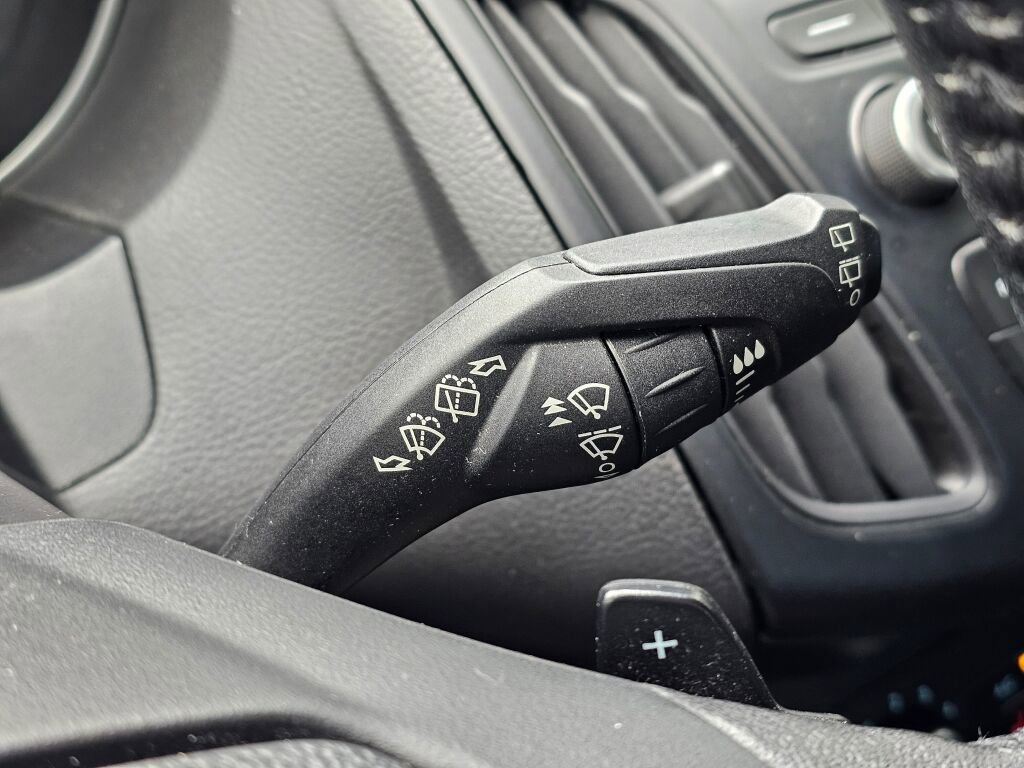 Used 2017 Ford Focus SE w/ SE Sport Package FWD image 29