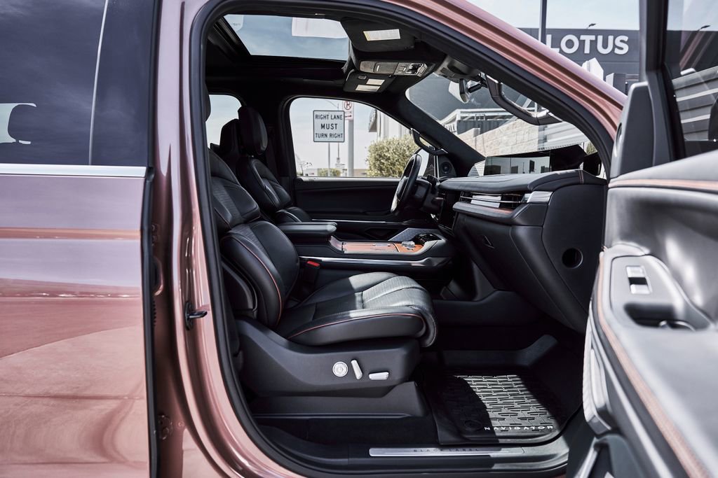 Used 2025 Lincoln Navigator Black Label AWD/4WD image 23