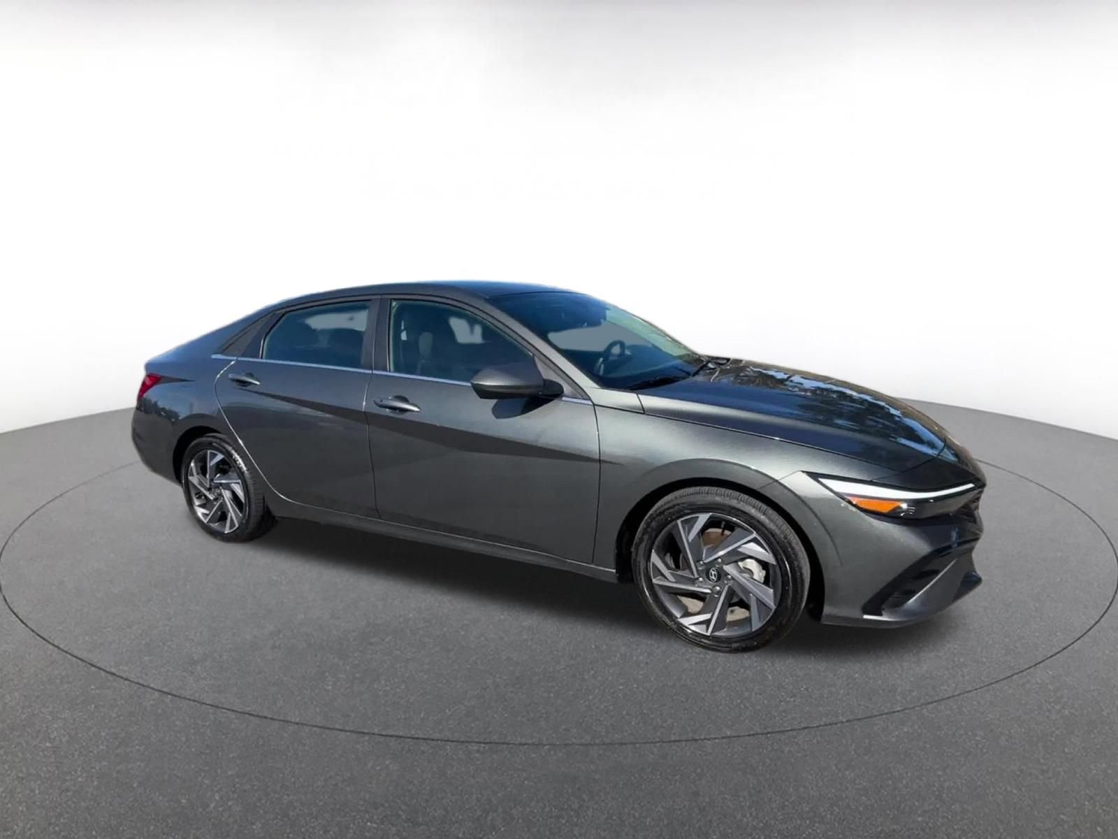 Used 2025 Hyundai Elantra SEL FWD image 2