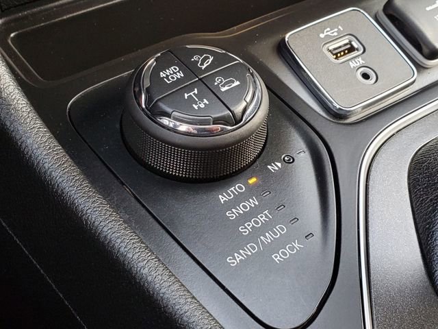 Certified 2020 Jeep Cherokee Trailhawk w/ Cold Weather Group image 21