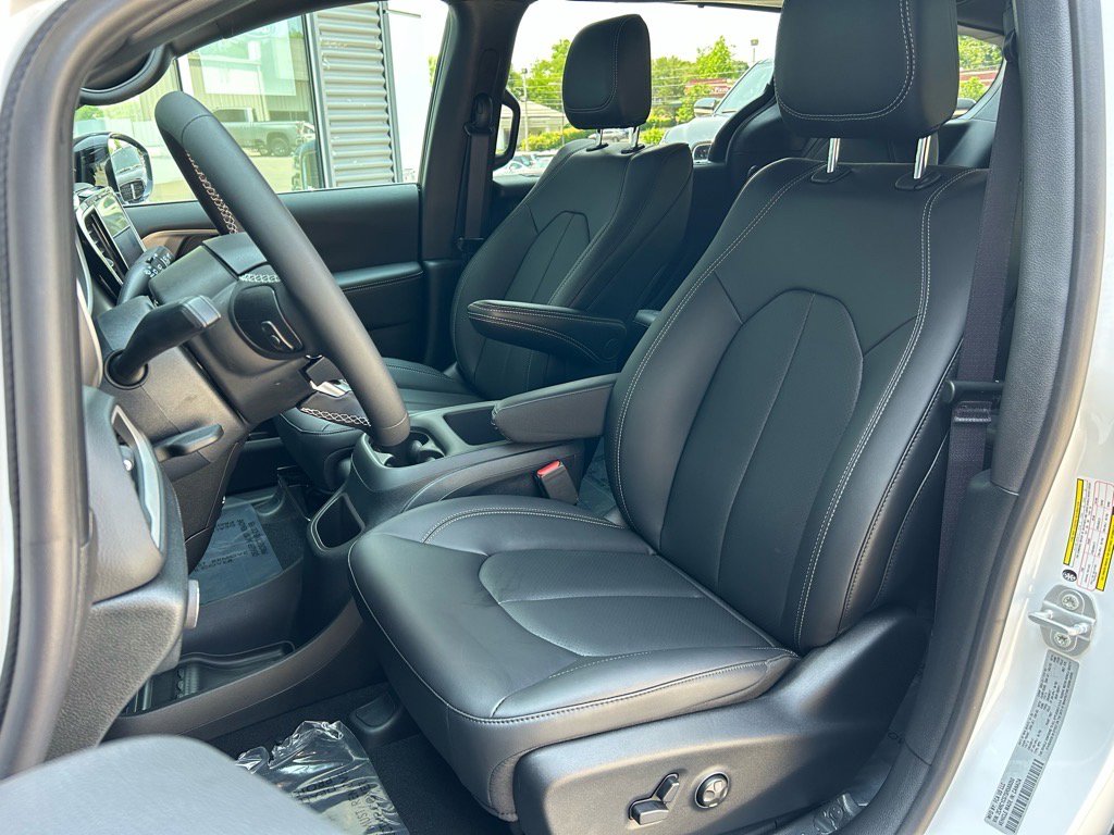 New 2025 Chrysler Voyager LX image 15