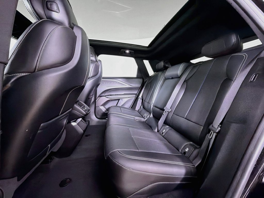 Used 2024 Cadillac Lyriq Luxury AWD/4WD image 23