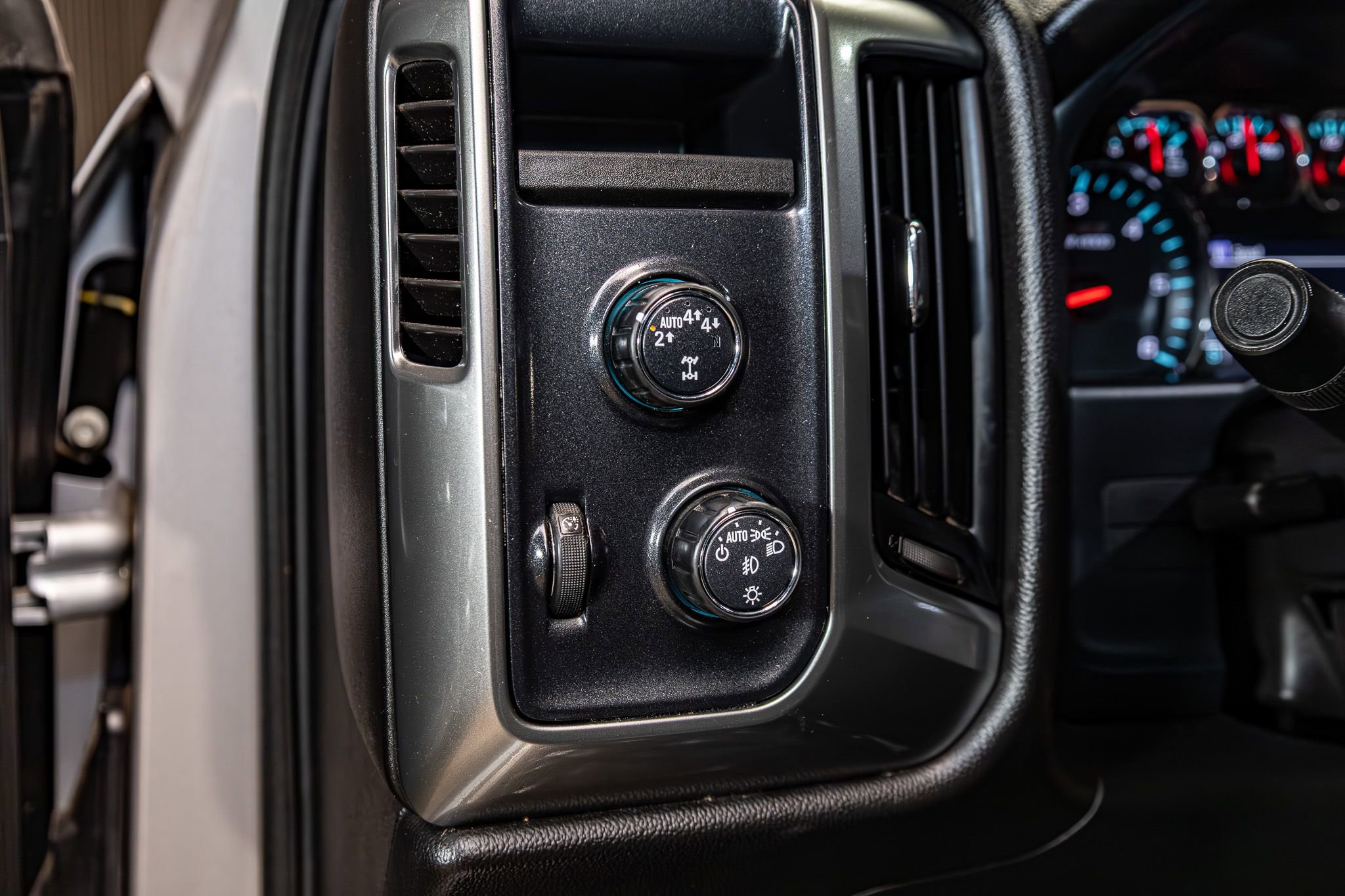 Used 2018 Chevrolet Silverado 1500 LT w/ All Star Edition AWD/4WD image 16