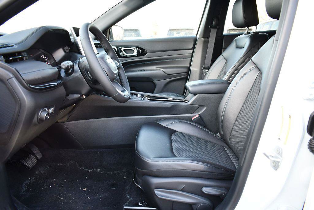 Certified 2026 Jeep Compass Latitude AWD/4WD image 12