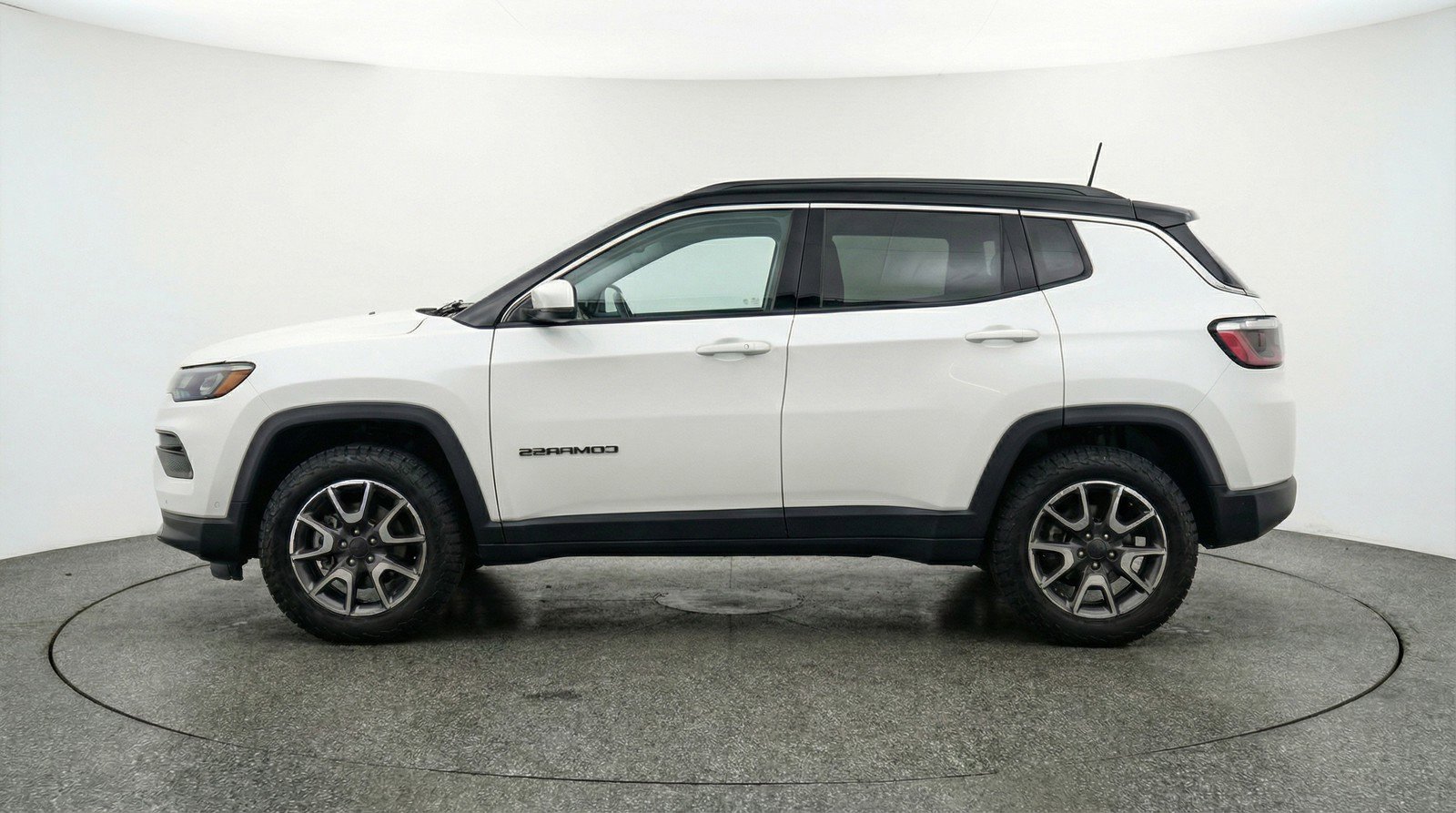 Used 2025 Jeep Compass Trailhawk image 5