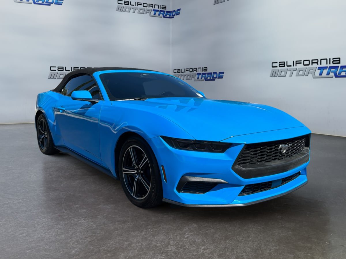 Used 2025 Ford Mustang Convertible RWD image 3