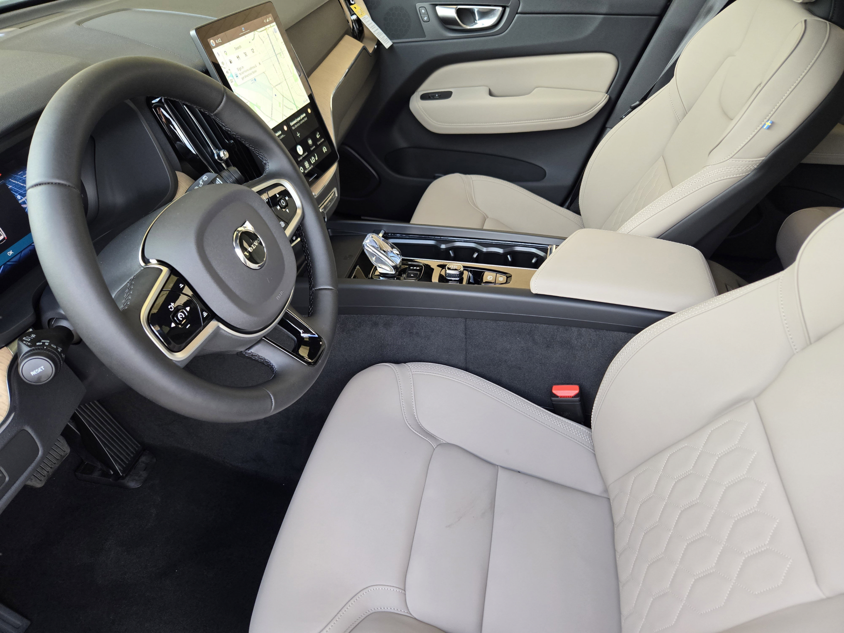 New 2026 Volvo XC60 B5 Plus w/ Protection Package Premier AWD/4WD image 10