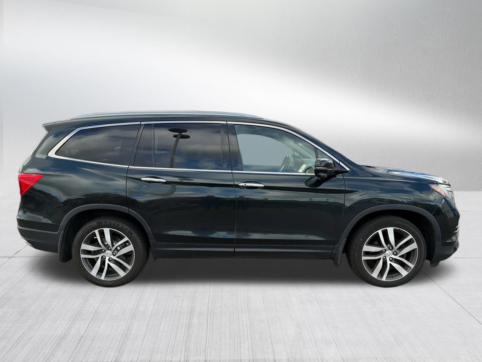 Used 2017 Honda Pilot Touring image 4