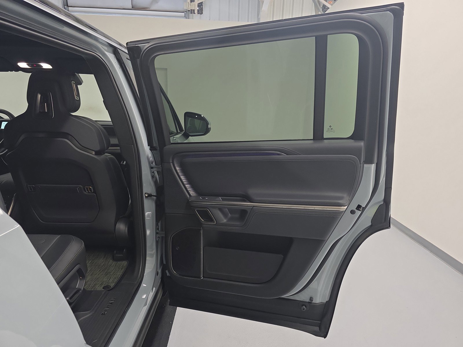 Used 2024 Rivian R1S Adventure AWD/4WD image 19