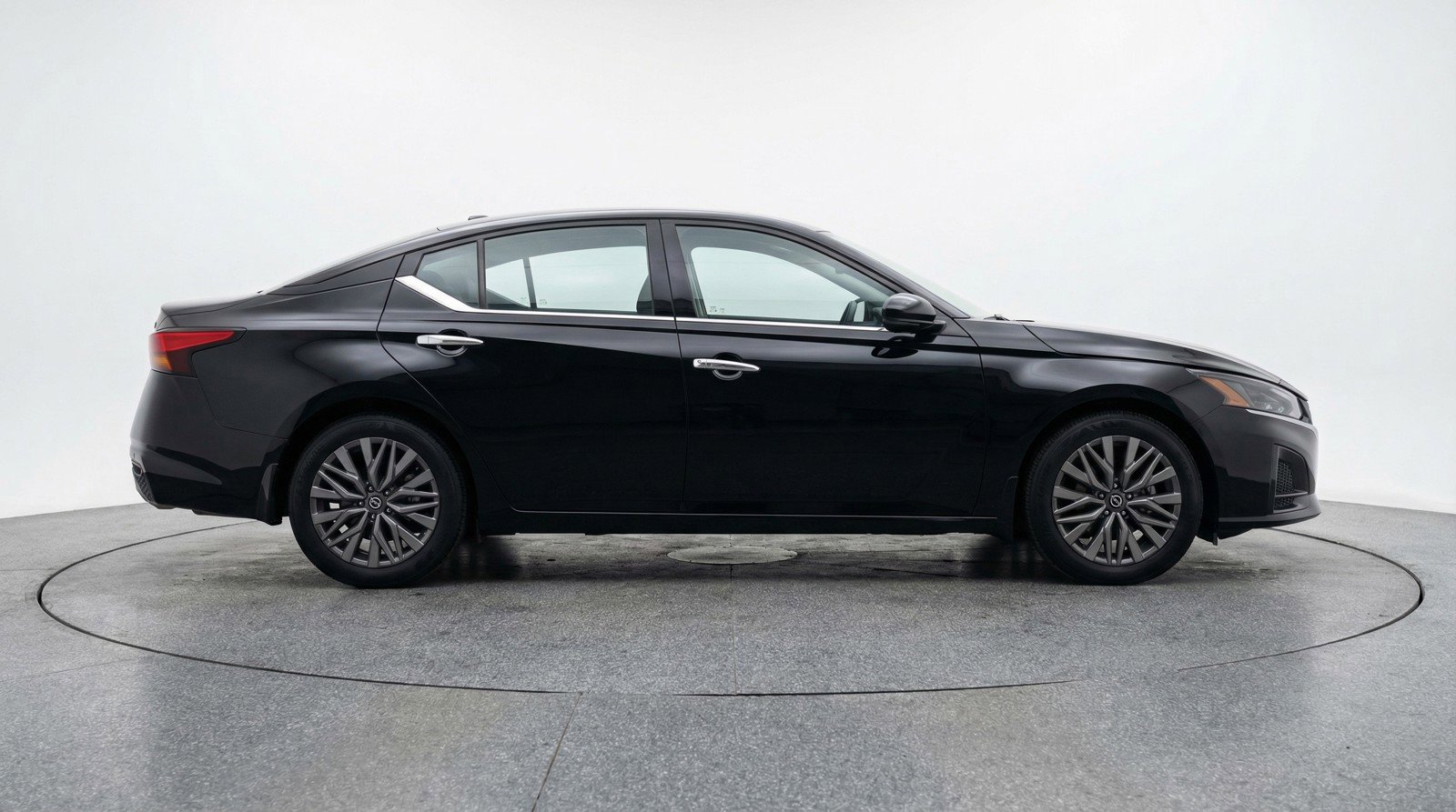 Used 2025 Nissan Altima 2.5 SV FWD image 11