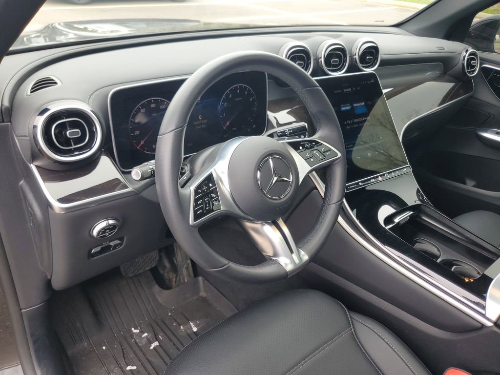 Used 2025 Mercedes-Benz GLC 300 4MATIC image 16