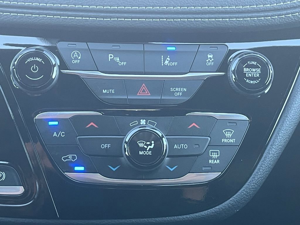 New 2026 Chrysler Pacifica Select image 4