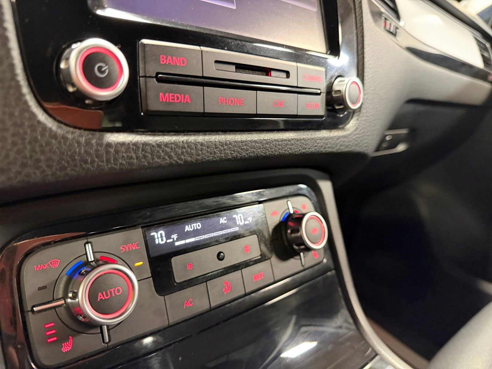 Used 2013 Volkswagen Touareg Sport image 31
