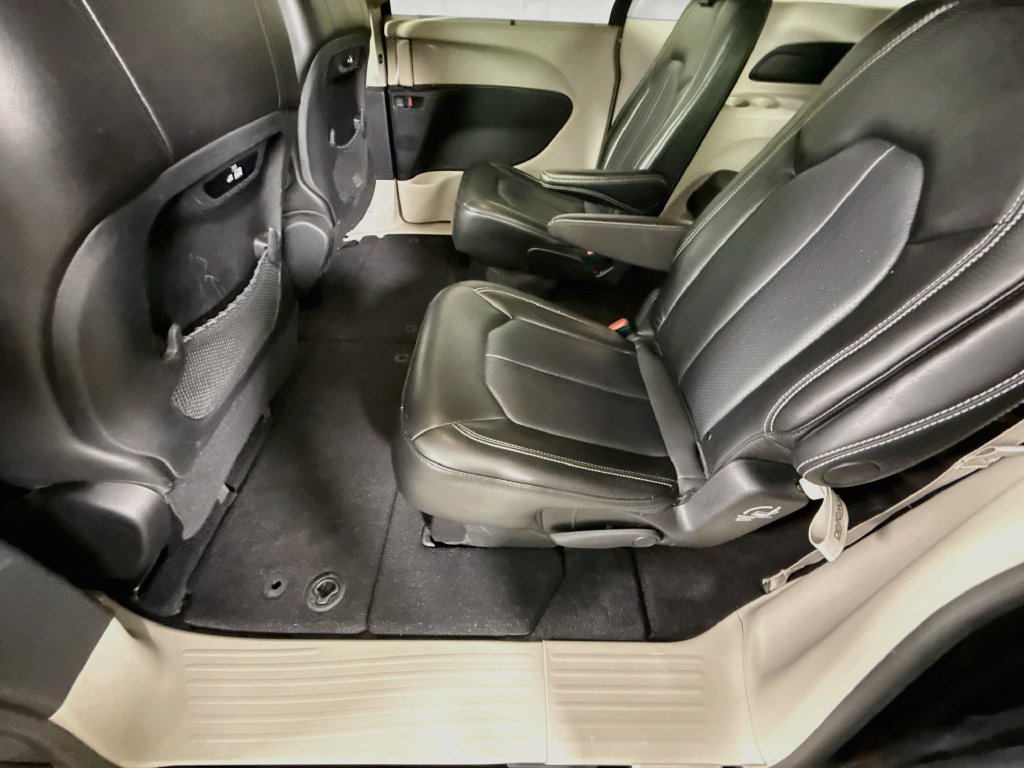 Used 2024 Chrysler Pacifica Touring-L FWD image 27