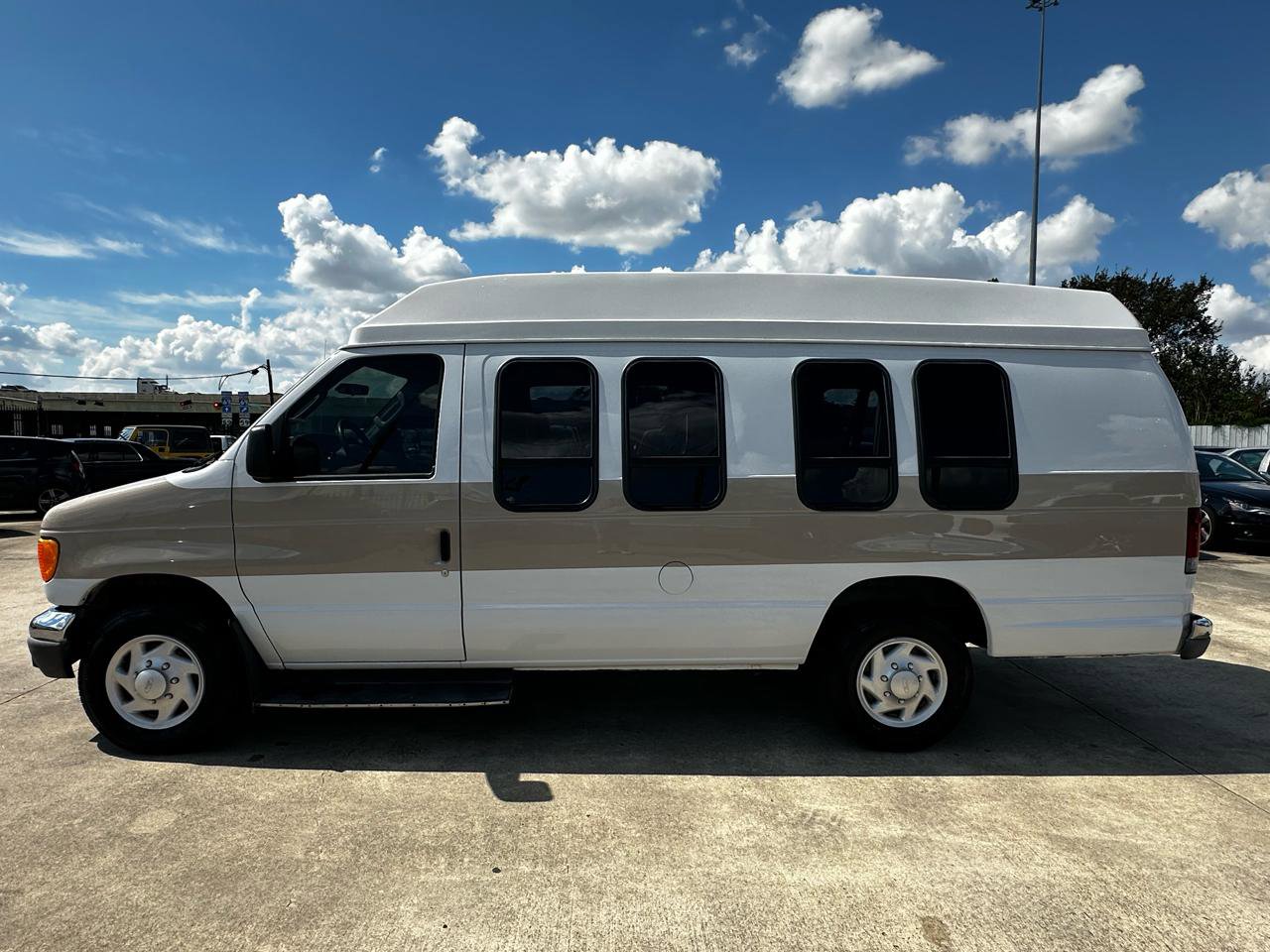 Used 2004 Ford E-250 and Econoline 250 Extended RWD image 2