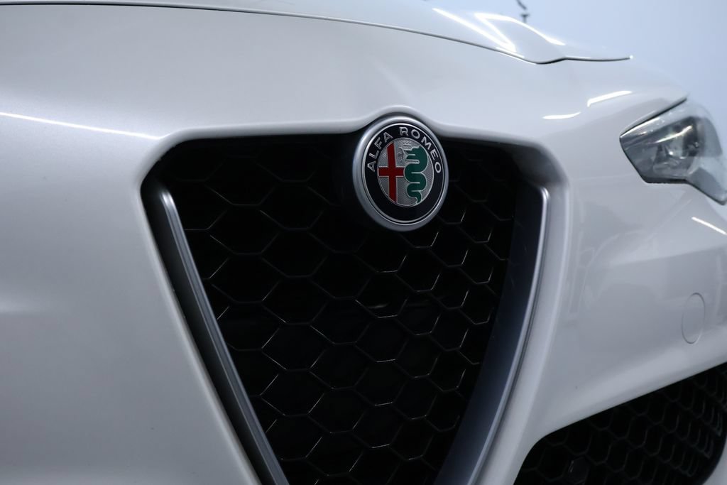 Used 2018 Alfa Romeo Giulia Ti Sport w/ Quick Order Package 22S Sport AWD/4WD image 9