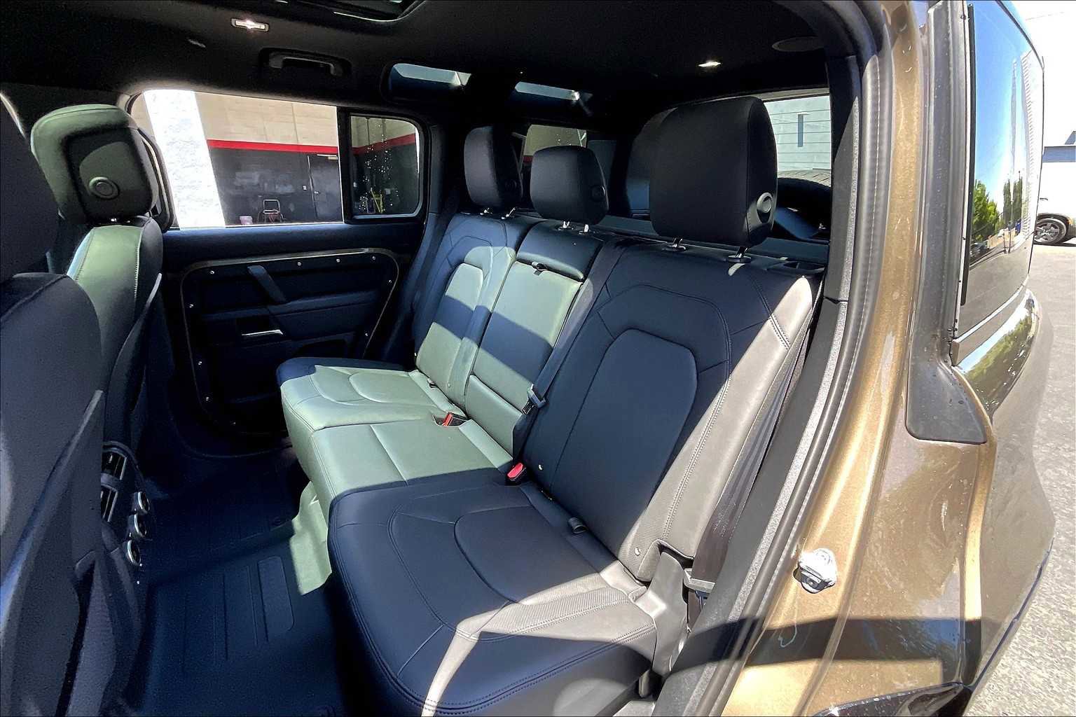 New 2025 Land Rover Defender 110 X-Dynamic SE image 12