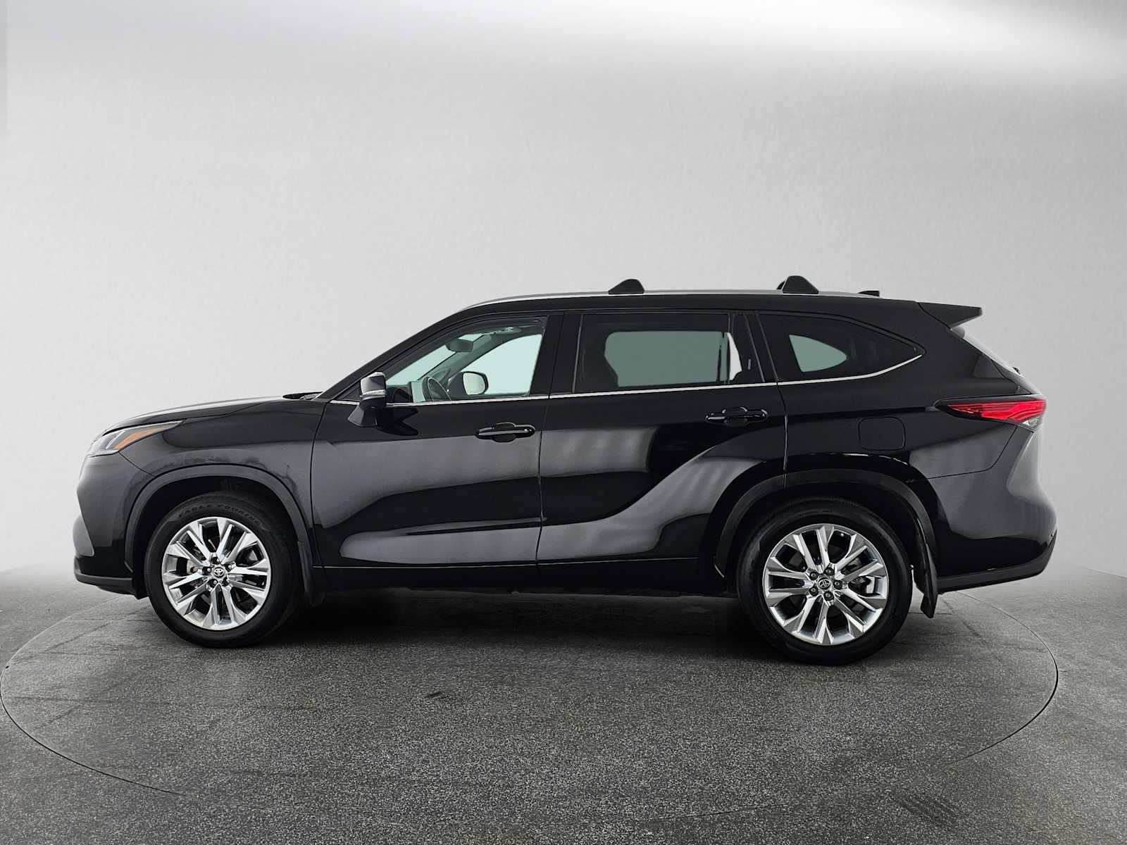 Used 2023 Toyota Highlander Limited FWD image 12