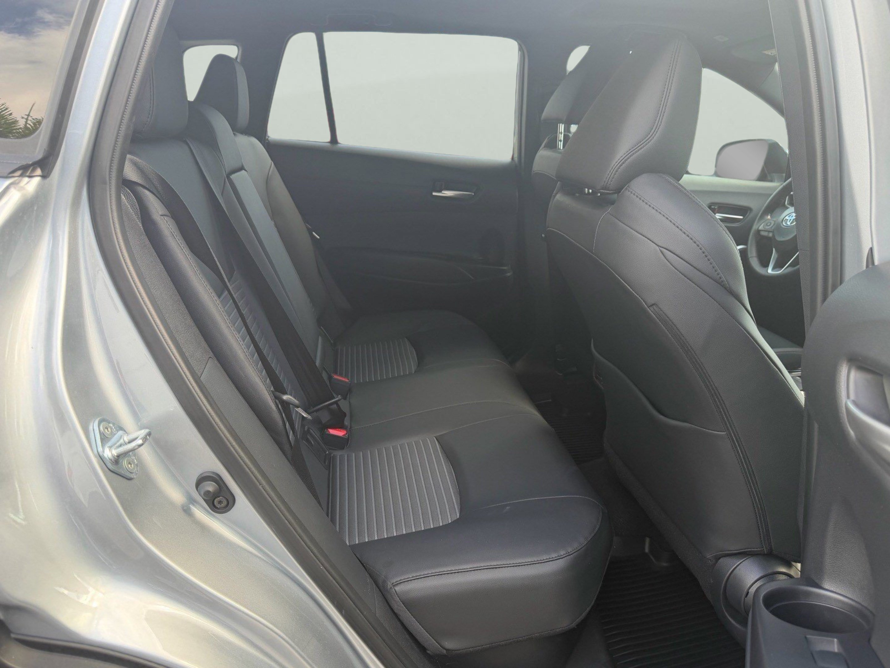 Used 2025 Toyota Corolla Cross AWD Hybrid w/ Convenience Package image 16