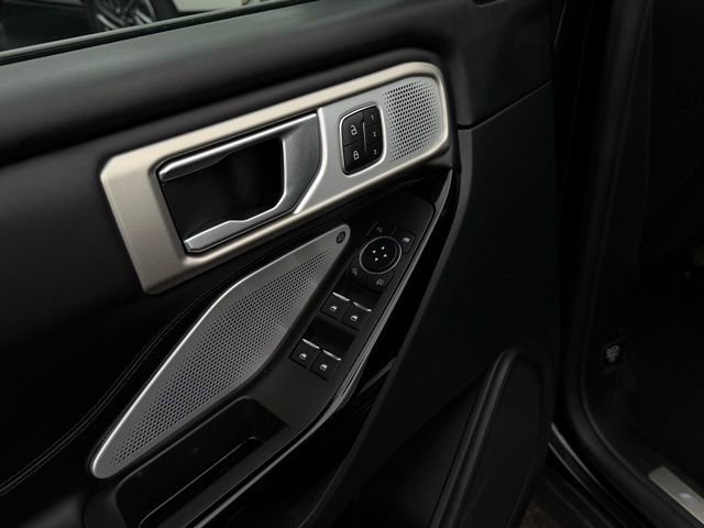 Used 2023 Ford Explorer Platinum w/ Technology Package image 14