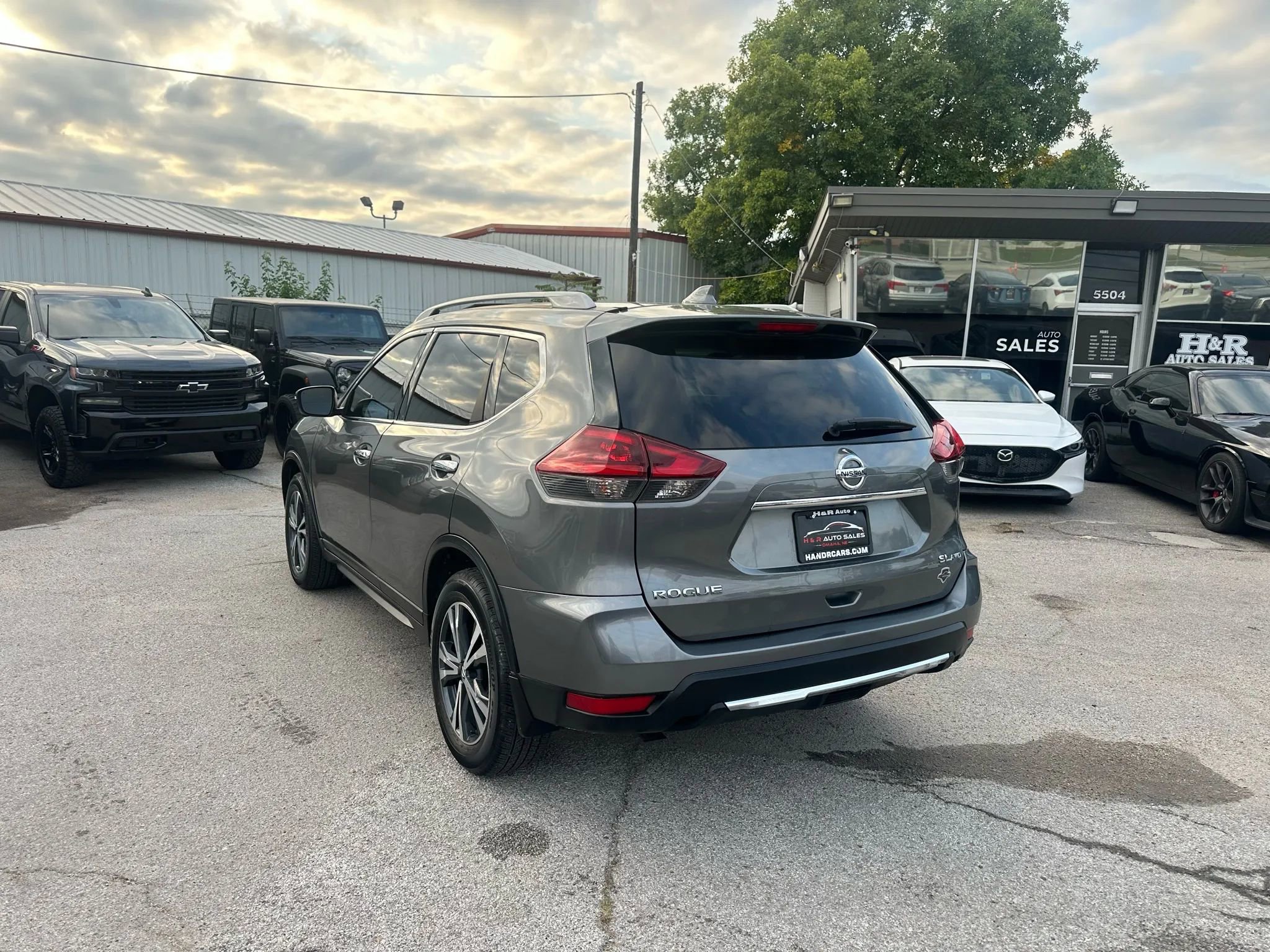 Used 2018 Nissan Rogue SL w/ Premium Package image 3