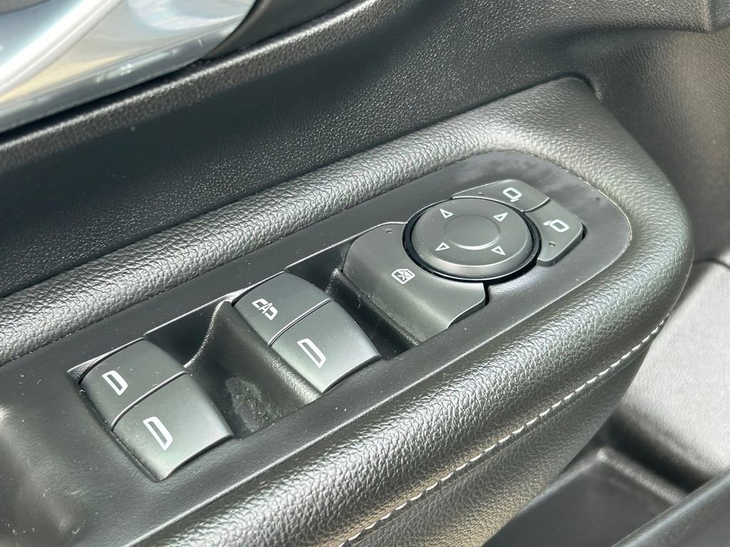 Used 2024 GMC Terrain SLE w/ Driver Convenience Package image 21