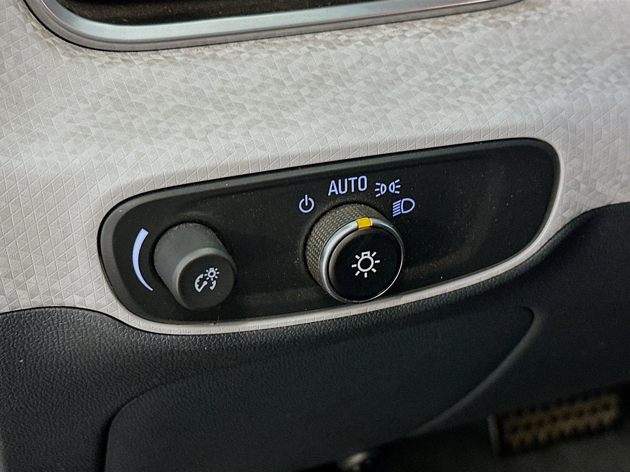 Used 2019 Chevrolet Bolt Premier w/ Infotainment Package image 17