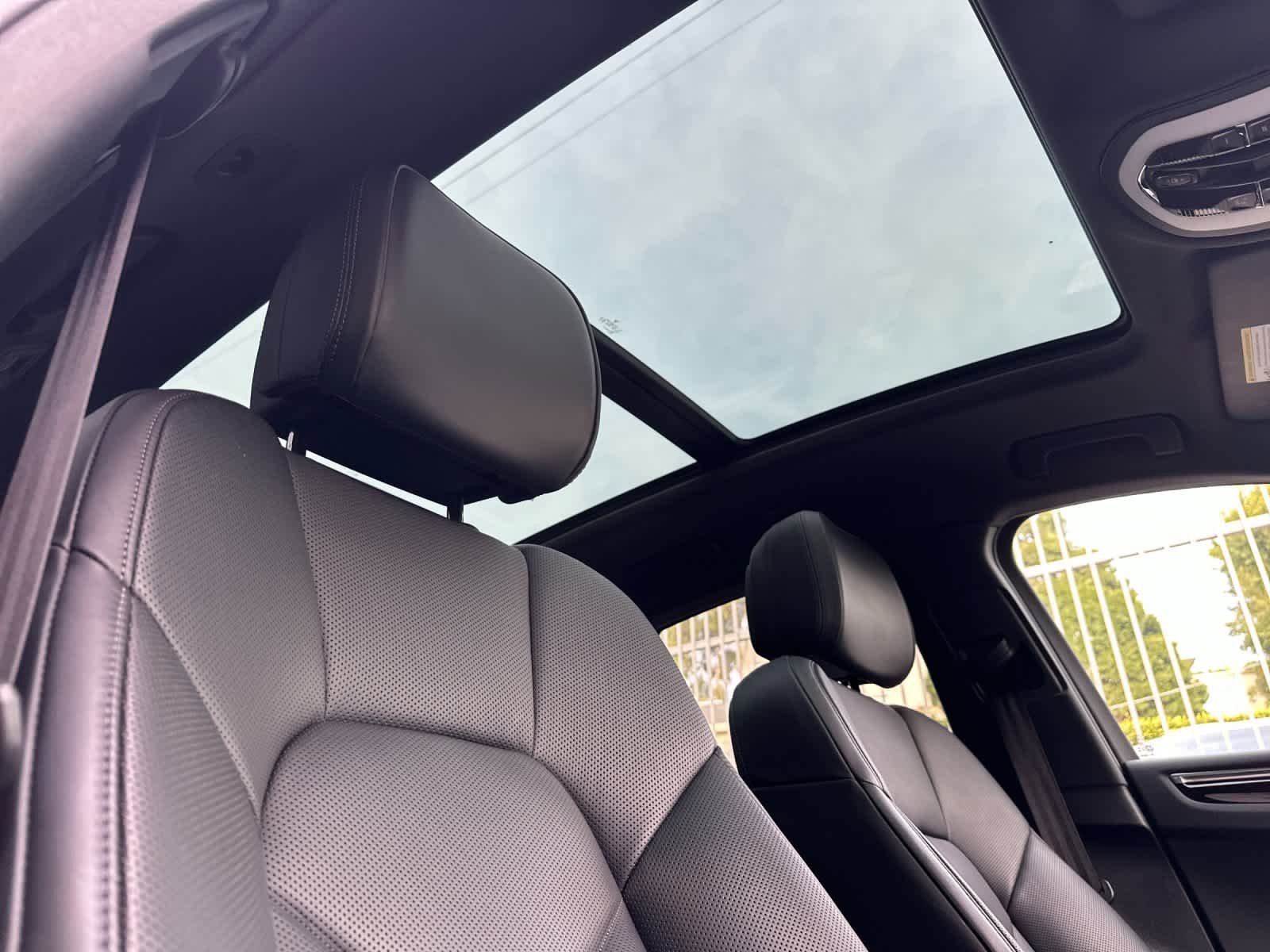 Certified 2025 Porsche Macan AWD/4WD image 18