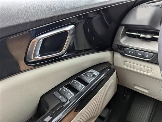 Used 2024 Kia Carnival EX image 13