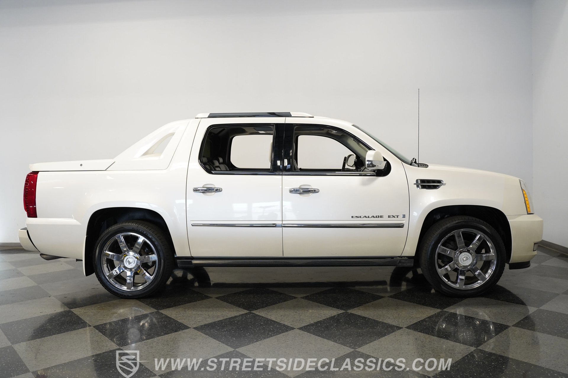 Used 2009 Cadillac Escalade EXT image 17