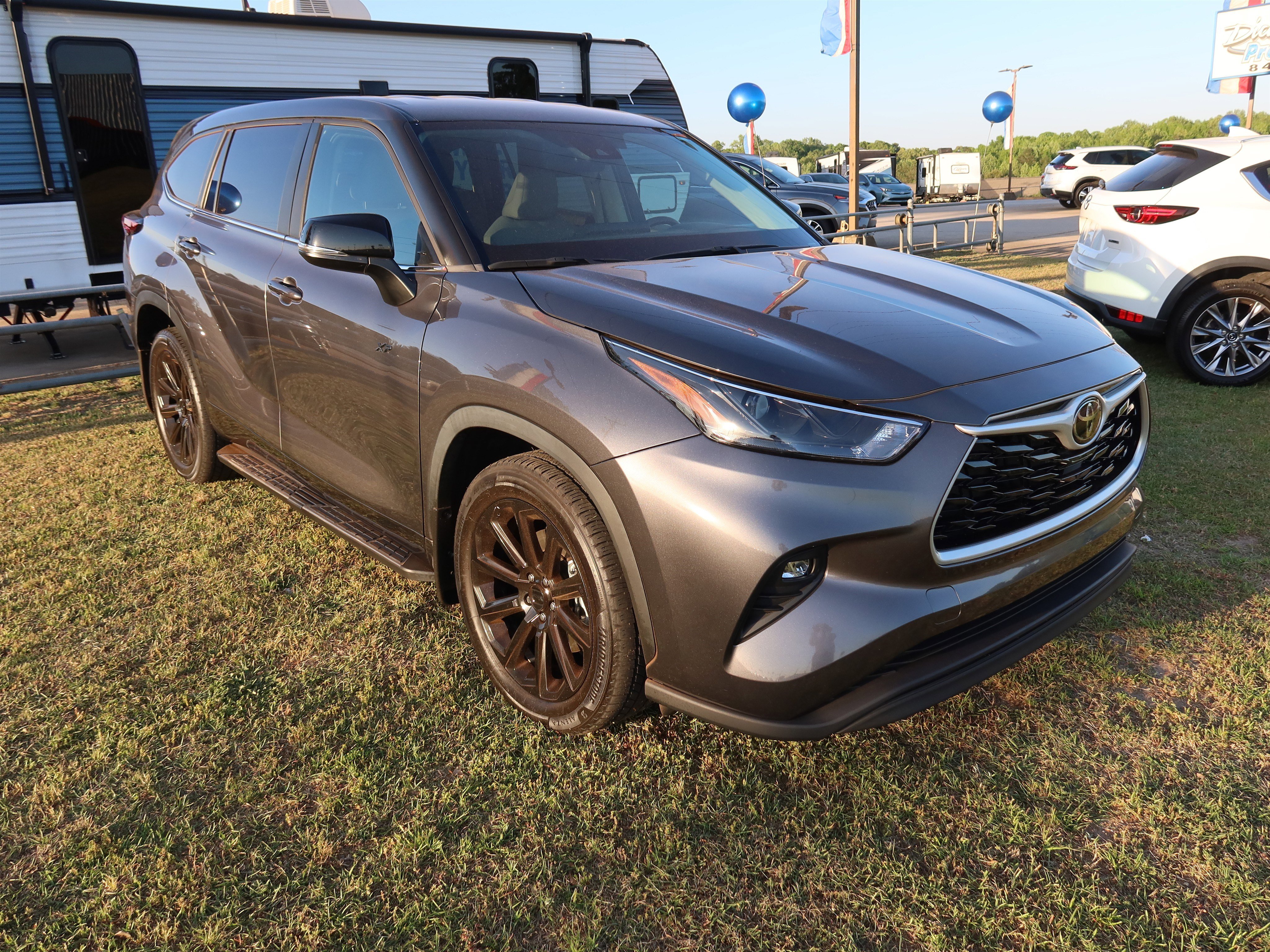 Used 2023 Toyota Highlander LE image 2