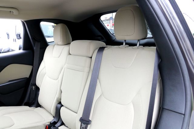 Used 2016 Jeep Cherokee Latitude w/ Comfort/Convenience Group FWD image 24